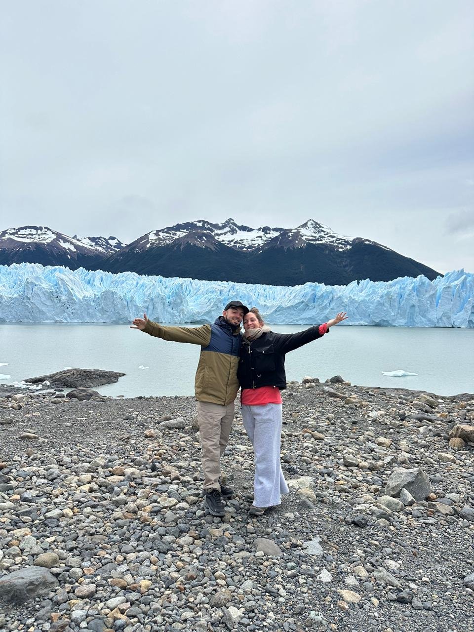 Max e Ro, donos da Férias na Argentina, no Perito Moreno